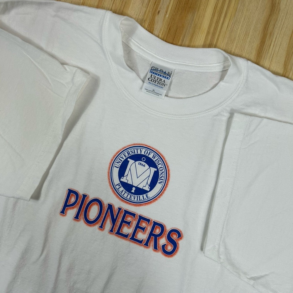 Vintage University of Wisconsin Pioneers‎ Shirt Mens XL White NCAA Graphic Y2K